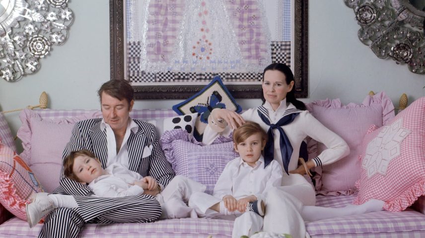 Foto de família dos Cooper em sua casa em Southampton, Nova York: Wyatt Emory Cooper, Gloria Vanderbilt Cooper e seus filhos Carter e Anderson Cooper. (Foto: Jack Robinson/Getty Images)