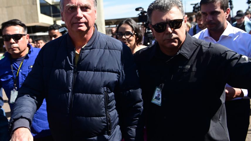 Jair Bolsonaro saindo da sede da Polícia Federal após colocar tornozeleira eletrônica (Foto: Lucio Tavor/Xinhua)