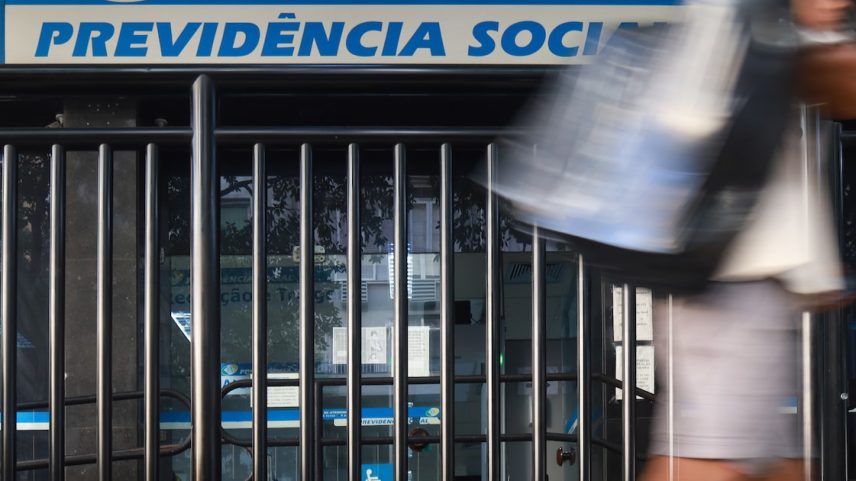 Fraudes ocorreram com descontos feitos por sindicatos e associações diretamente na folha de pagamento do INSS, sem autorização dos aposentados e pensionistas. O escândalo levou à demissão do então ministro da Previdência Social, Carlos Lupi, e ao afastamento de servidores do INSS (Foto: Pedro Kirilos/Estadão)