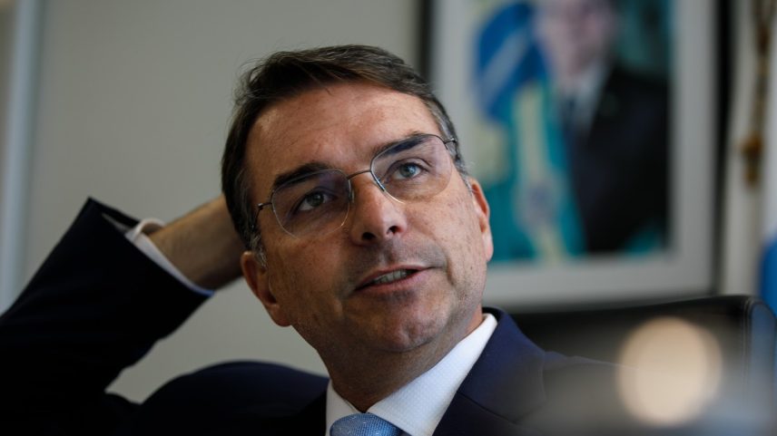 Flávio Bolsonaro em seu gabinete no Senado Federal, em Brasília (Foto: Brenno Carvalho / Agência O Globo)