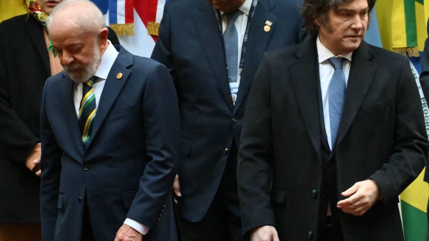 Presidentes do Brasil, Luiz Inácio Lula da Silva, e da Argentina, Javier Milei, durante cúpula do Mercosul em Buenos Aires (Foto: Luis ROBAYO / AFP)