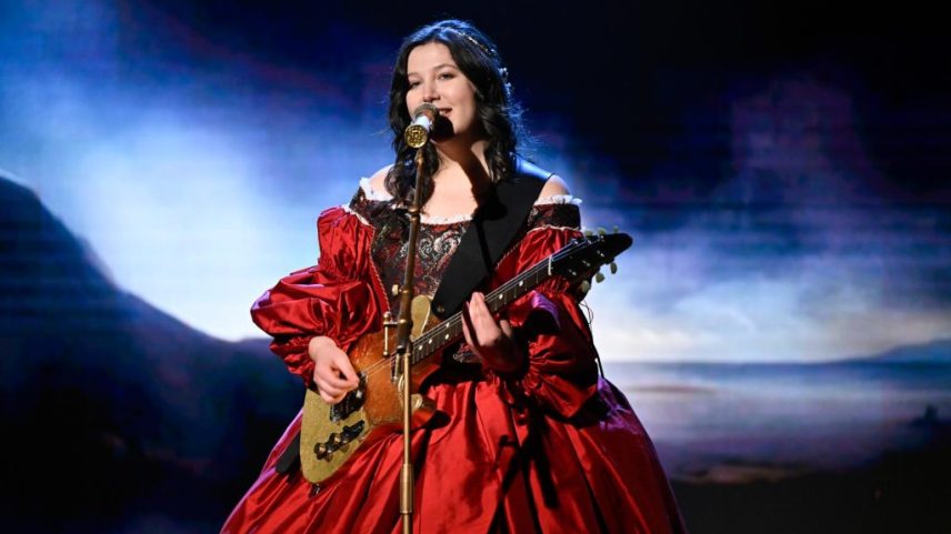 Os próximos shows de Lucy Dacus serão mais memoráveis do que nunca, pois ela anunciou planos de oficiar casamentos de fãs durante os gigs. (Foto: Reprodução)