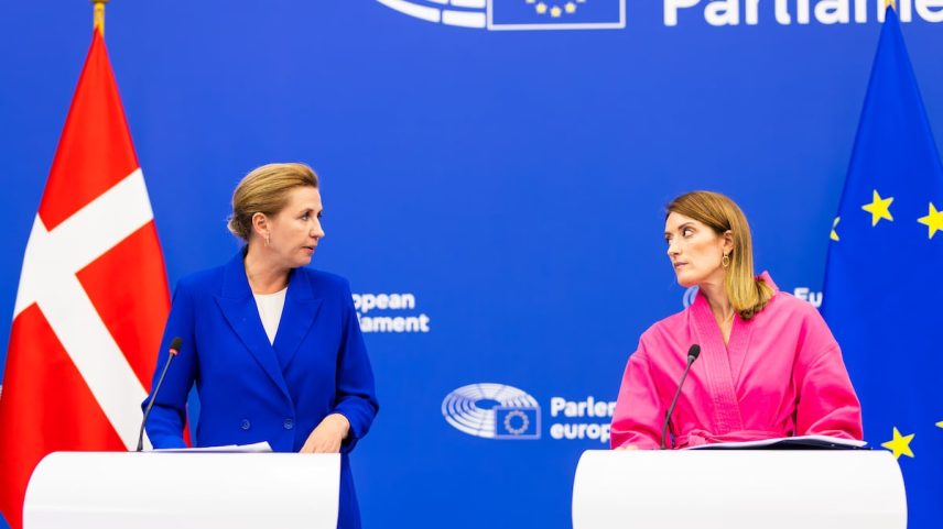 A primeira-ministra dinamarquesa, Mette Frederiksen, junto com a presidenta da Eurocâmara, Roberta Metsola, em Estrasburgo no dia 8 de julho. (Foto: DPA via Europa Press)