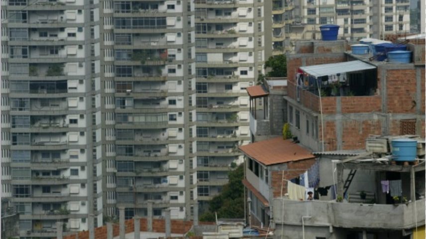 Desigualdade - condomínio de luxo x favela (Foto: Márcia Foletto/Agência O Globo)