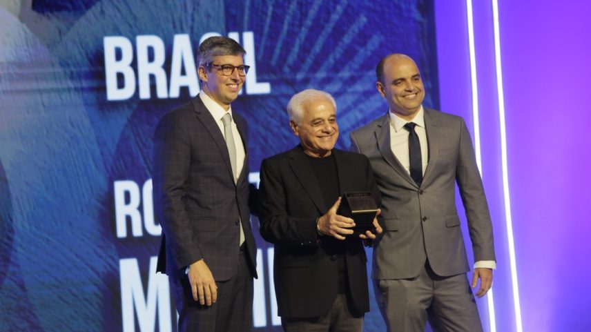 Cerimônia de entrega do Prêmio Faz Diferença, no Teatro do Copacabana Palace. Paulo Celso Pereira, editor executivo e Thiago Prado, editor de Política e Brasil, entregam o prêmio Brasil para Roberto Medina (Foto: Marcelo Theobald / Agência O Globo)