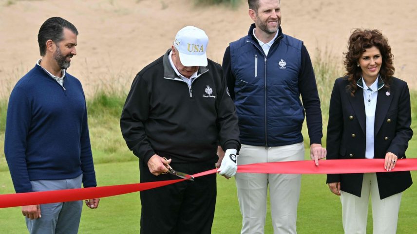 Presidente dos EUA, Donald Trump, inaugura campo de golfe na Escócia ao lado dos filhos (Foto: ANDY BUCHANAN / AFP)
