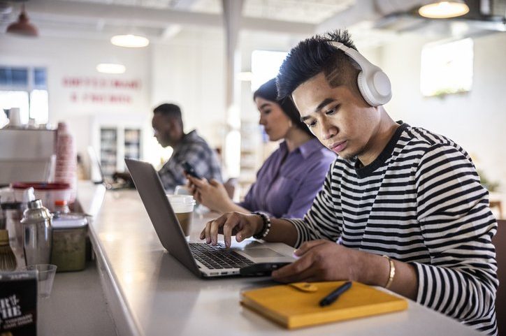 Segundo a Lei do Estágio (Lei nº 11.788/2008), podem participar estudantes que estejam regularmente matriculados em instituições de educação superior, técnica, ensino médio ou EJA profissionalizante. (Foto: MoMo Productions/Getty Images)