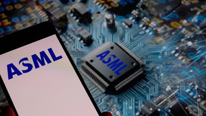 Um ícone da ASML é exibido em um smartphone, com um chip da ASML visível ao fundo. (Foto: Nurphoto | Nurphoto | Getty Images)