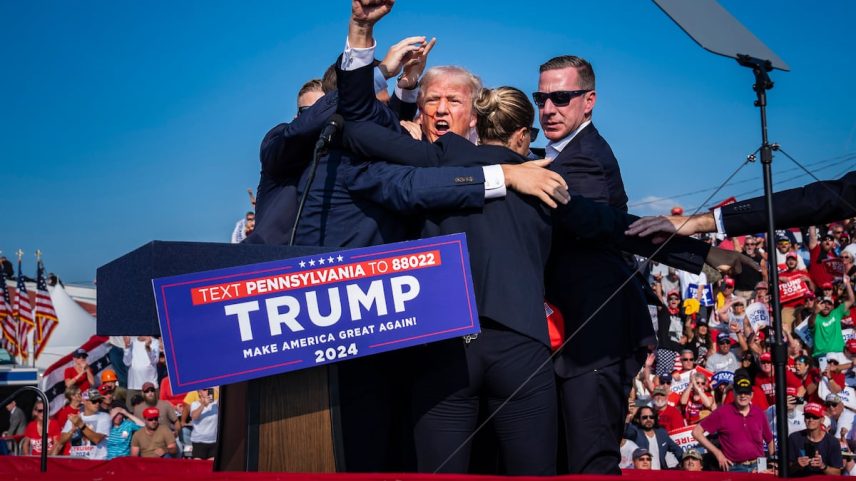 Miembros del servicio secreto rodean a Donald Trump, con el puño en alto, después de que recibiera un disparo durante un mitin en Butler, el 13 de julio de 2024. (Foto: Jabin Botsford/The Washington Post via Getty Images)