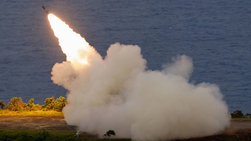 Míssil do sistema Himars é lançado em teste na base taiwanesa de Jiupeng (Foto: Ann Wang - 12.mai.2025/Reuters)