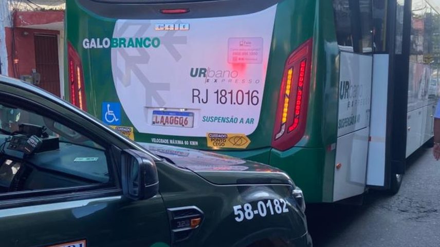 Policiais militares ambientais foram acionados após os passageiros segurarem o suspeito de se masturbar no coletivo (Foto: Divulgação)