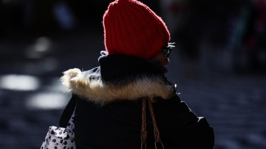 Pedestre caminha sob frio intenso em Porto Alegre, em junho de 2025. (Foto: Duda Fortes/Agência RBS)