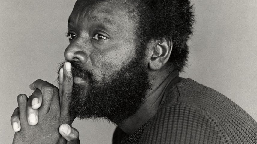 Retrato de Raymond Saunders, 1981, por Mimi Jacobs. (Foto: Archives of American Art, Smithsonian Institution)