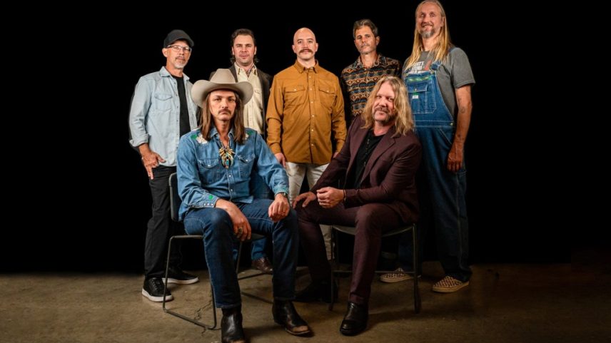 Devon Allman e Duane Betts conversam com o podcast Behind the Setlist da Billboard sobre como apresentar suas próprias músicas enquanto carregam os legados de seus pais. (Foto: Reprodução)