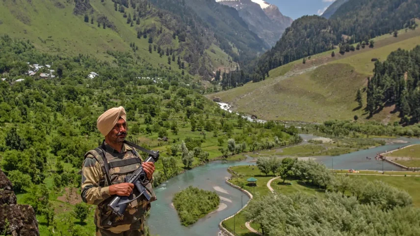 Cadeiras e mesas estão espalhadas no local de um ataque militante a turistas em Baisaran (Foto: Abid Bhat/BBC)