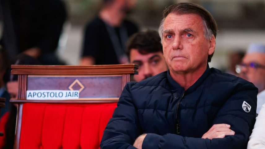 O ex-presidente Jair Bolsonaro (PL) participou na quinta-feira, 24, de um culto na Igreja Catedral da Benção, em Taguatinga (DF) (Foto: Wilton Junior / Estadão)