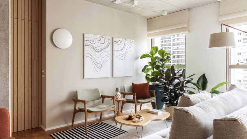 Apartamento de 70 m² tem paleta clara, integração e bom aproveitamento de espaços (Foto: Maura Mello/Divulgação)