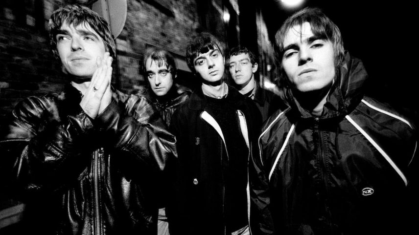 A primeira formação de Oasis, em uma imagem tomada em Mánchester em 1993. Desde a esquerda: Noel Gallagher (guitarra e voz), Paul 'Bonehead' Arthurs (guitarra), Paul McGuigan (baixo), Tony McCarroll (bateria) e Liam Gallagher (voz). (Foto: James Fry/Getty Images)