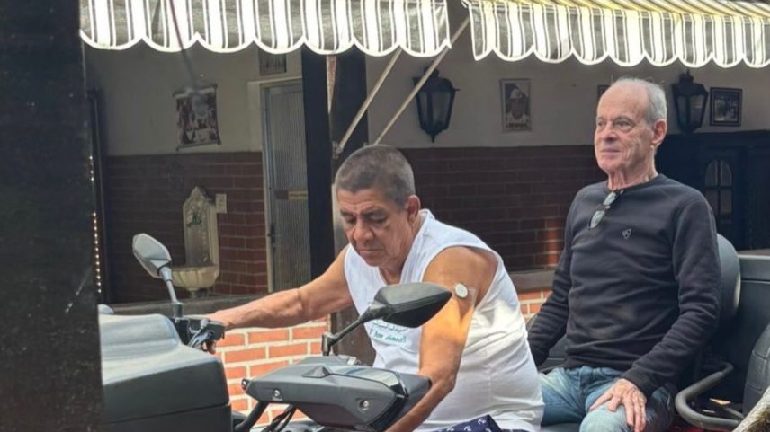 Ney Matogrosso e Zeca Pagodinho em passeio de quadriciclo (Foto: Reprodução/Instagram)