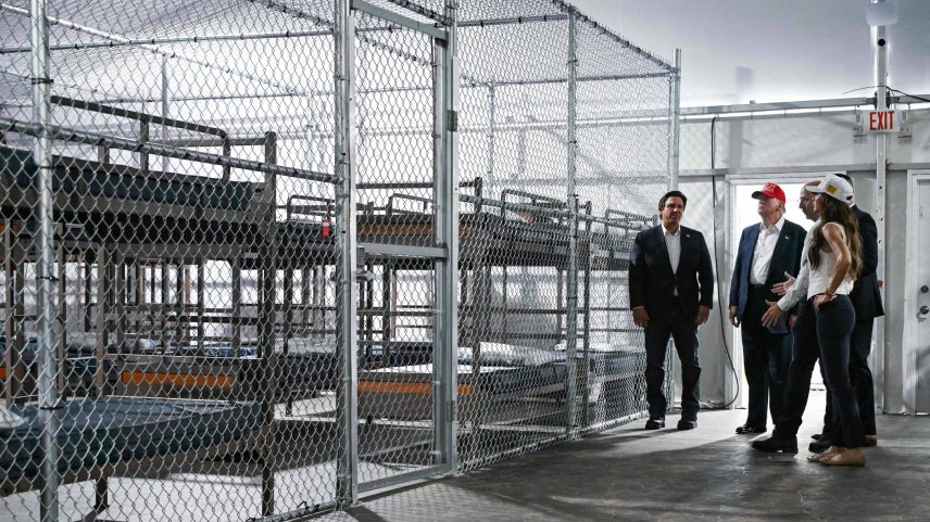 O presidente dos EUA, Donald Trump, o governador da Flórida, Ron DeSantis, à esquerda, e a secretária de Segurança Interna, Kristi Noem, à direita, visitam um centro de detenção de migrantes apelidado de 'Alcatraz dos jacarés' (Foto: Andrew Caballero-Reynolds - 1º.jul.2025/AFP)