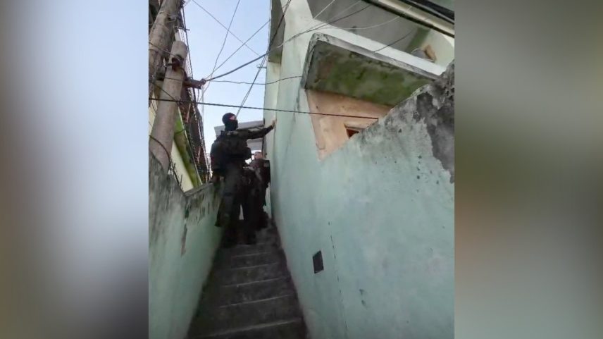 Policiais num endereço de alvo da operação (Foto: Reprodução)