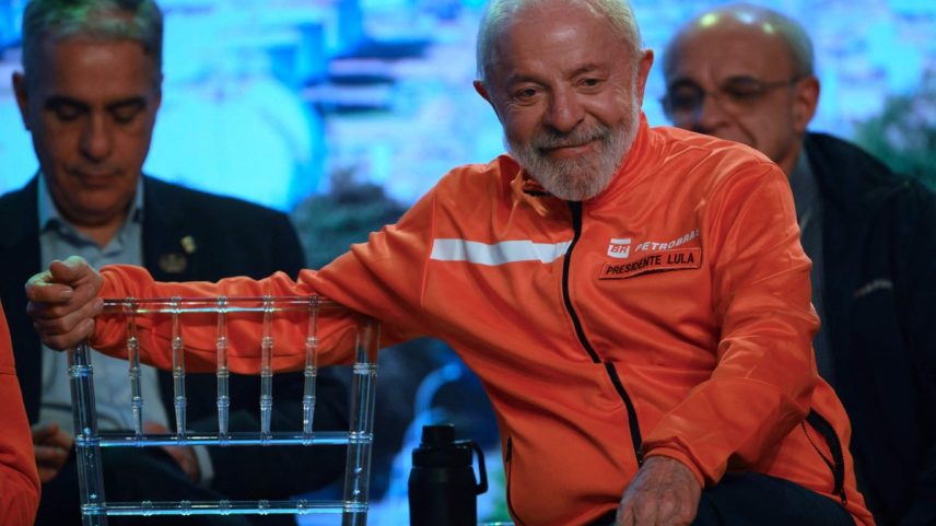 Lula participa de evento da Petrobrás na Reduc (Foto: AFP/Mauro Pimentel)