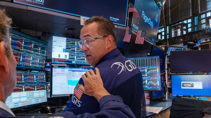 Traders trabalham no pregão da Bolsa de Valores de Nova York (NYSE) em 28 de julho de 2025, na cidade de Nova York. (Foto: Spencer Platt | Getty Images News | Getty Images)