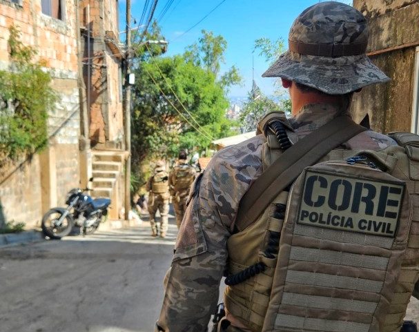 Agente de grupo especial da Polícia Civil de Minas Gerais durante operação (Foto: Polícia Civil de Minas Gerais/Divulgação)