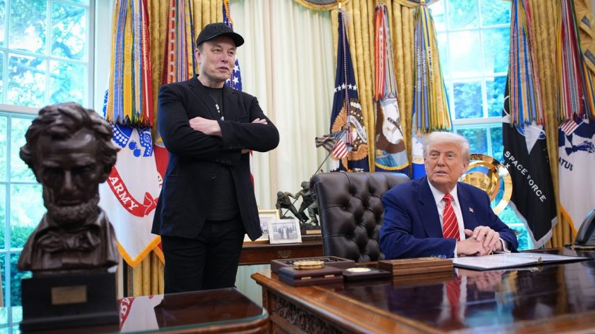 Presidente Donald Trump fala a jornalistas ao lado de Elon Musk no Salão Oval para oficializar a saída do bilionário sul-africano do governo (Foto: Kevin Dietsch/Getty Images/AFP)