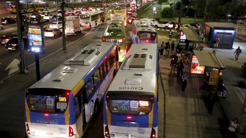 Ônibus na Avenida Ayrton Senna, na Barra da Tijuca, uma das vias com mais roubos em coletivo na região (Foto: Marcelo Theobald)