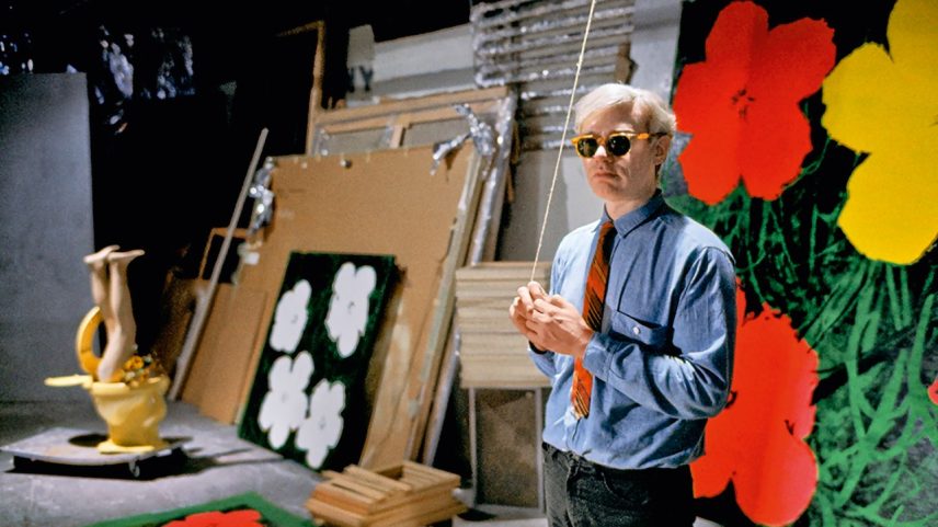 Observador calado - Warhol em seu ateliê na lendária Factory, em Nova York: timidez e insegurança sobre sua obra (Foto: Bob Adelman Estate/.)