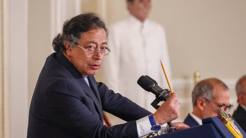 Gustavo Petro, na posse de Héctor Carvajal como novo Magistrado da Corte Constitucional nesta quinta-feira. (Foto: GOBIERNO DE COLOMBIA)