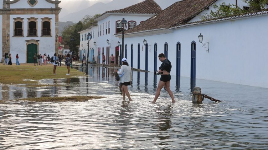 Maré alta no Centro histórico de Paraty: nas redes, alguns dizem que nunca viram as águas chegarem tão longe — Foto: Márcia Foletto