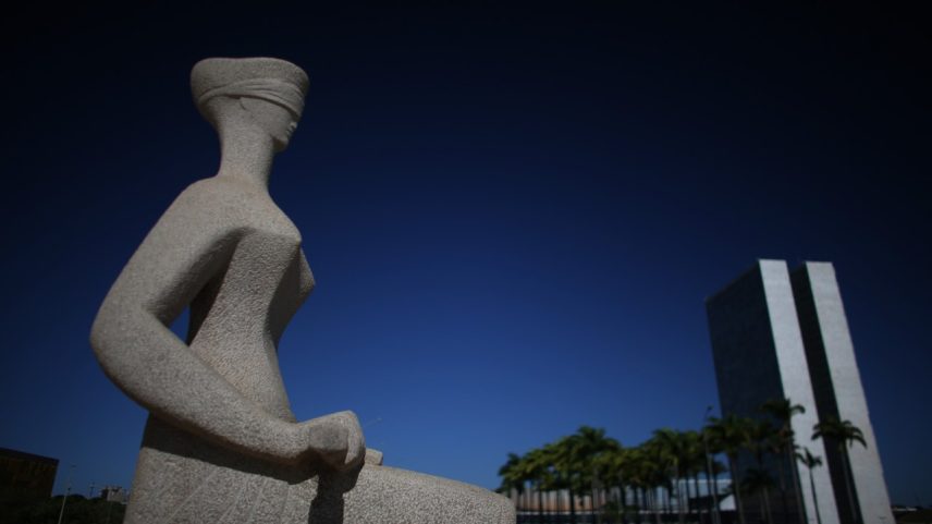 Brasília 19/01/2017 - Praça dos 3 Poderes - Supremo Tribunal Federal - Escultura "A Justiça", de Alfredo Ceschiatti. (Foto: ROBERTO CASTRO/Mtur)