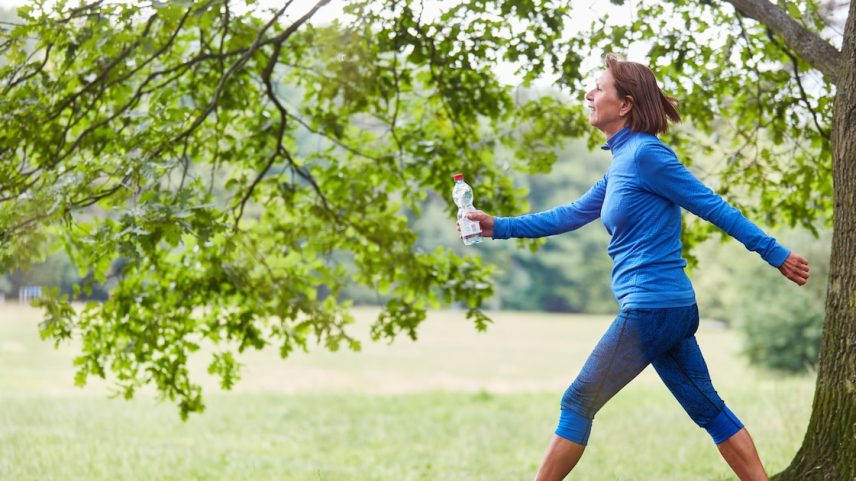 Caminhada japonesa inclui intervalos com passadas em ritmo mais acelerado (Foto: Robert Kneschke/Adobe Stock)