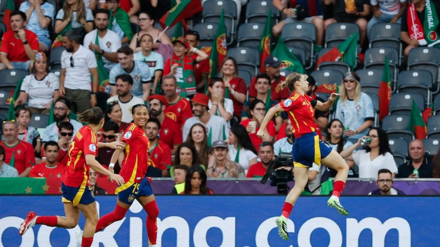 A atacante espanhola Esther González (d) celebra após marcar o primeiro gol da equipe nesta quinta-feira contra Portugal. (Foto: Ana Escobar/EFE)