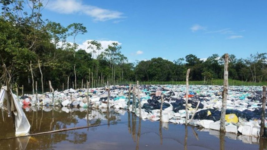 Lixão no Rio Javarizinho — Foto: Prefeitura de Benjamin Constant