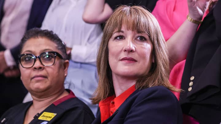 Rachel Reeves, Chanceler do Tesouro da Grã-Bretanha (C), reage durante uma visita ao Sir Ludwig Guttmann Health and Wellbeing Centre, em Londres, em 3 de julho de 2025, onde lançaram o novo Plano de Saúde do Governo. (Foto: Jack Hill | Afp | Getty Images)
