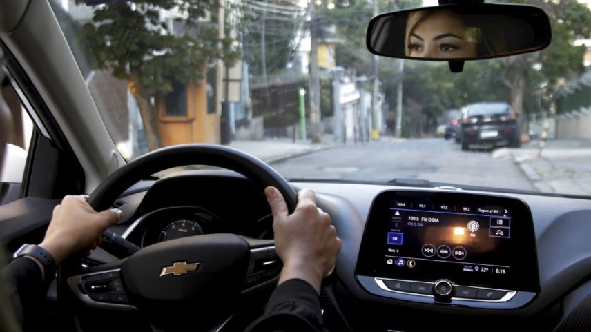 Sabrina teve seu carro roubado em Jacarepaguá, em abril do ano passado (Foto: Fabiano Rocha / Agência O Globo)