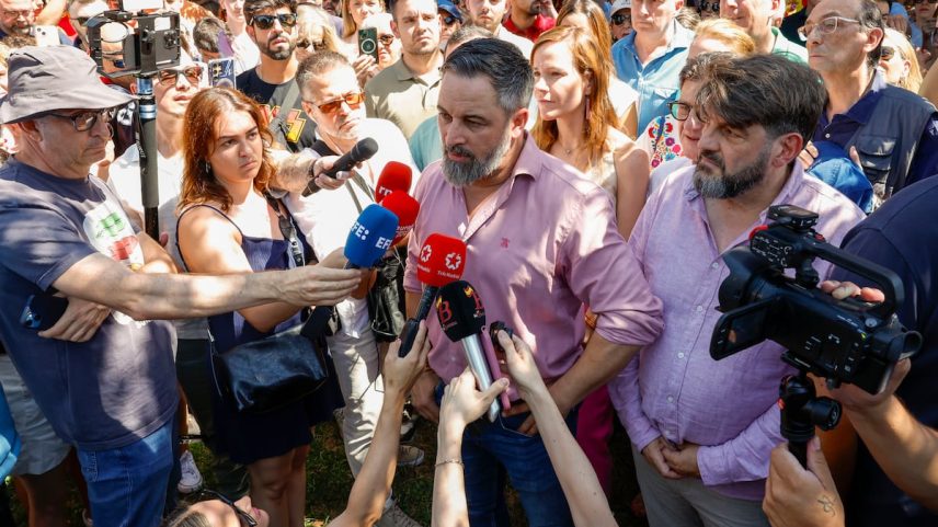 O líder do Vox, Santiago Abascal, faz declarações neste domingo em Alcalá de Henares sobre a violação de uma jovem. (Foto: J.J.Guillén (EFE))