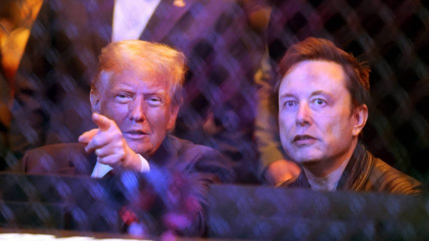 O presidente dos EUA, Donald Trump, conversa com o bilionário Elon Musk durante o UFC 309, no Madison Square Garden, em Nova York (Foto: Brad Penner - 16.nov.24/Reuters)