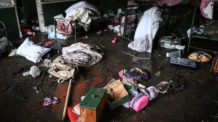 Vista do interior de uma cabana no Acampamento Mystic, local onde pelo menos 20 meninas desapareceram após uma enchente (Foto: RONALDO SCHEMIDT / AFP)