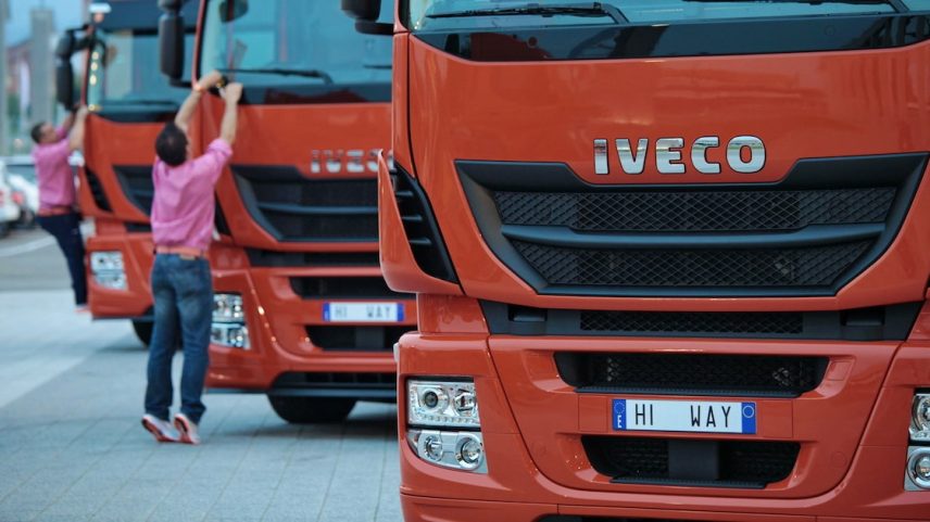 Caminhões da Iveco em foto de 2012: empresa tem mantido conversas há vários meses com a Tata, proprietária da Jaguar Land Rover. (Foto: Michele D'Ottavio/Bloomberg)