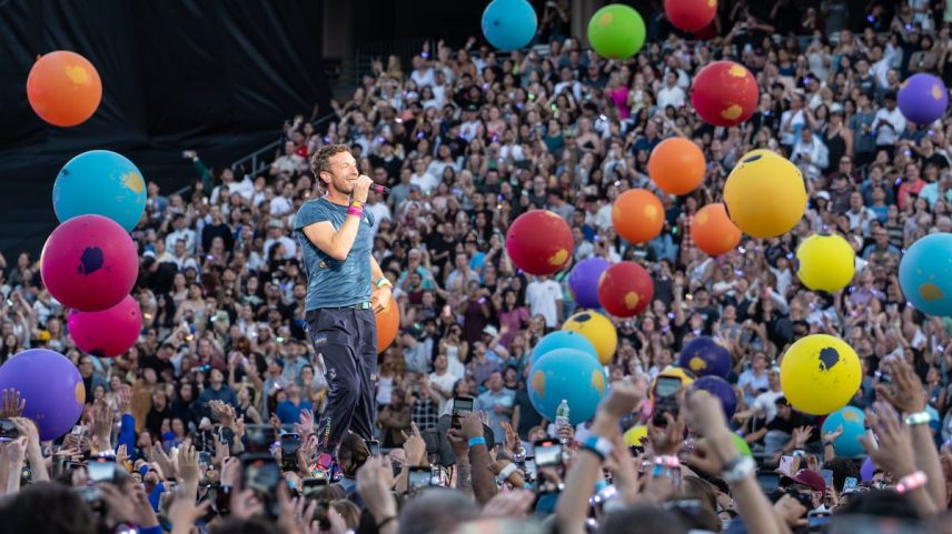 Chris Martin durante um concerto de Coldplay em Stanford, Califórnia, no dia 31 de maio de 2025. (Foto: Steve Jennings/Getty Images)