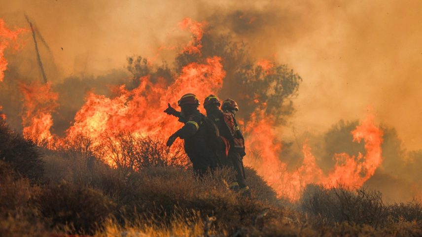 Bombeiros combatem um incêndio florestal que eclodiu em Ierápetra, na ilha de Creta, no sul da Grécia. 03/07/2025 - (Foto: Costas Metaxakis/AFP)