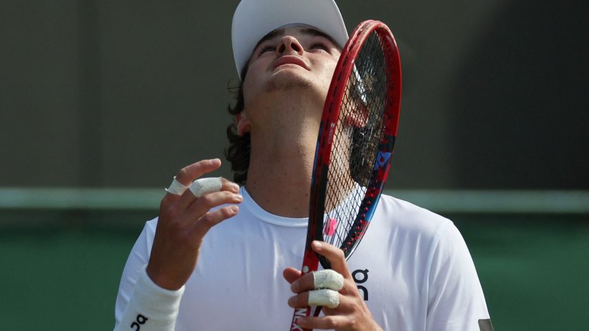 João Fonseca se lamenta durante jogo da 3ª rodada de Wimbledon (Foto: Isabel Infantes/Reuters)