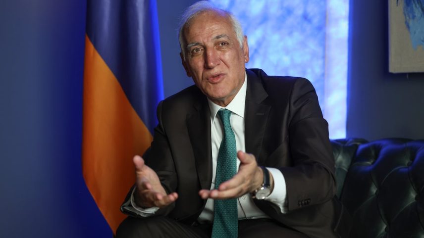 O presidente da Armênia, Vahagn Jachaturián, durante a entrevista. (Foto: Alejandro Ruesga)