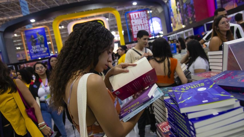 Leitores na Bienal do Livro do Rio, em junho de 2025 (Foto: Leo Martins/Agência O GLOBO)