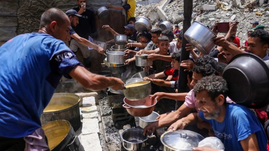Alimentos entram na Faixa de Gaza para população da região. (Foto: Bashar TALEB / AFP)