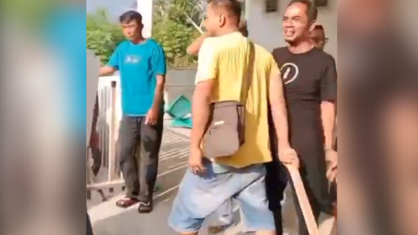 Agressores armados com paus na invasão da casa de oração. (Foto: AsiaNews)
